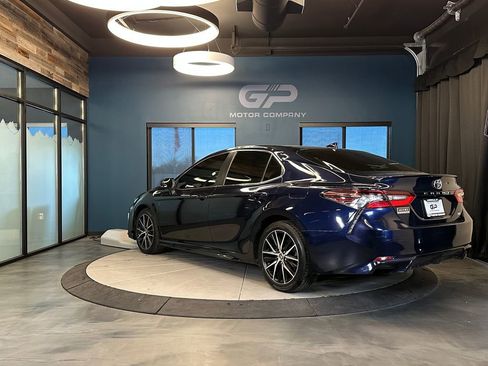 Used 2022 Toyota Camry SE image 5