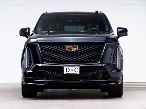 Used 2025 Cadillac Escalade ESV V AWD/4WD image 2