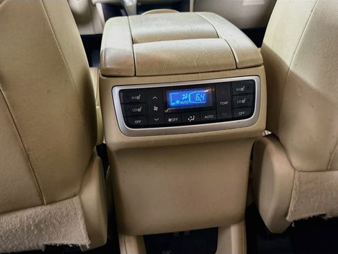 Used 2018 Toyota Highlander Limited Platinum FWD image 28