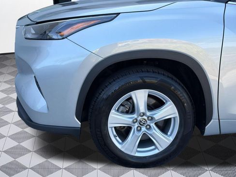 Used 2025 Toyota Highlander LE FWD image 12