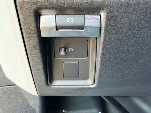 Certified 2025 Land Rover Defender 110 X-Dynamic SE AWD/4WD image 34