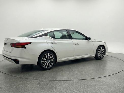 Used 2025 Nissan Altima 2.5 SV FWD image 9