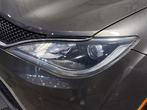 Used 2018 Chrysler Pacifica Touring-L Plus w/ Advanced Safetytec Group FWD image 13