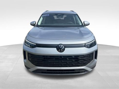 Used 2025 Volkswagen Tiguan SE AWD/4WD image 3