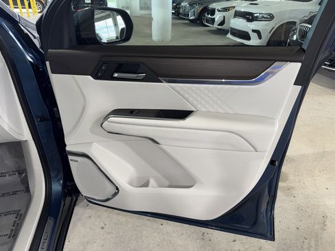 Used 2025 GMC Acadia Denali w/ Super Cruise Package FWD image 9