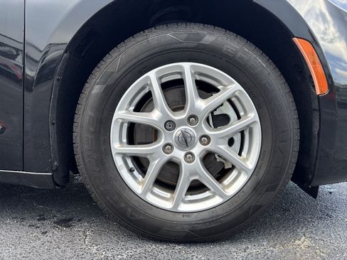 Used 2021 Chrysler Pacifica Touring FWD image 18