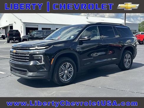 Certified 2025 Chevrolet Traverse LT FWD image 1