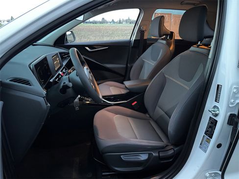Used 2023 Kia Niro LX image 9