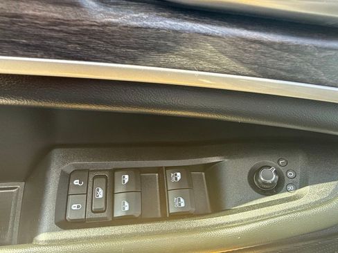 Used 2023 Jeep Grand Cherokee Limited w/ Luxury Tech Group II AWD/4WD image 28