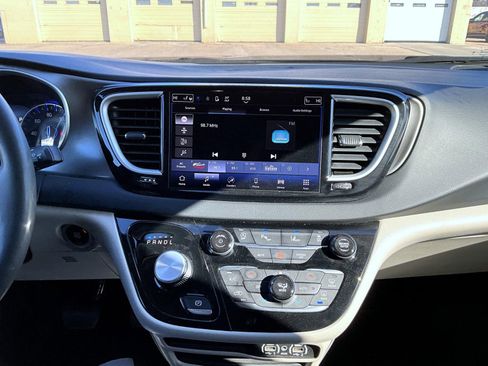 Used 2023 Chrysler Pacifica Touring-L image 13