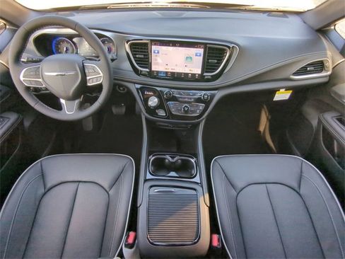 New 2026 Chrysler Pacifica Limited w/ Uconnect Theater Family Group image 21