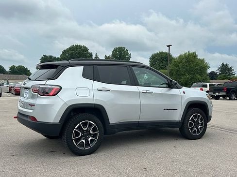 Used 2025 Jeep Compass Trailhawk AWD/4WD image 6