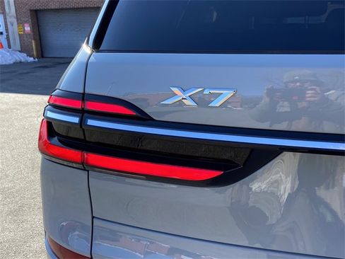 Used 2023 BMW X7 xDrive40i w/ M Sport Package image 31