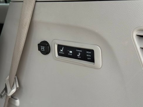 Used 2018 Chrysler Pacifica Limited w/ Tire & Wheel Group FWD image 29