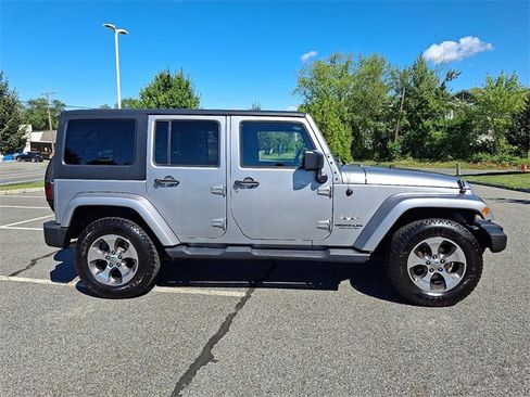 Used 2017 Jeep Wrangler Unlimited Sahara w/ Connectivity Group image 9