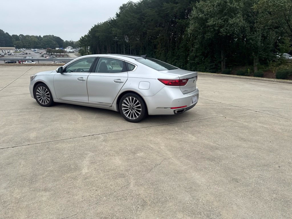Used 2017 Kia Cadenza Premium w/ Luxury Package FWD image 5