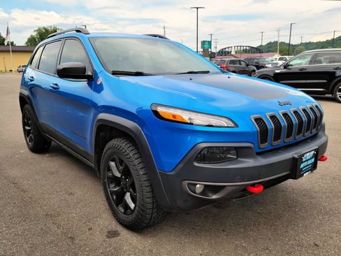 Used 2017 Jeep Cherokee Trailhawk w/ Cold Weather Group AWD/4WD image 3
