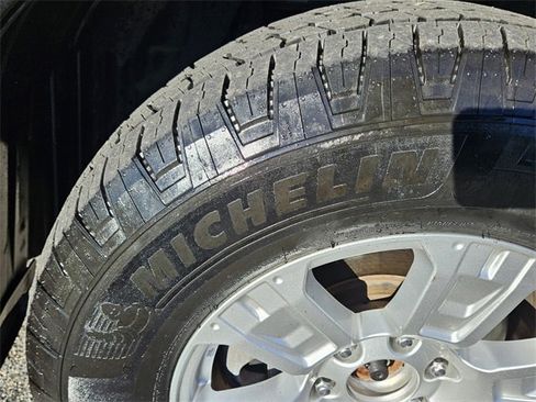 Used 2019 Nissan Titan SV image 16