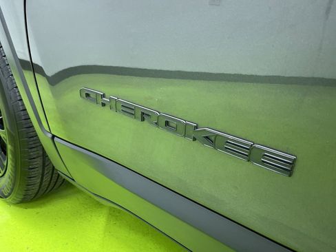 Used 2023 Jeep Cherokee Altitude Lux image 14