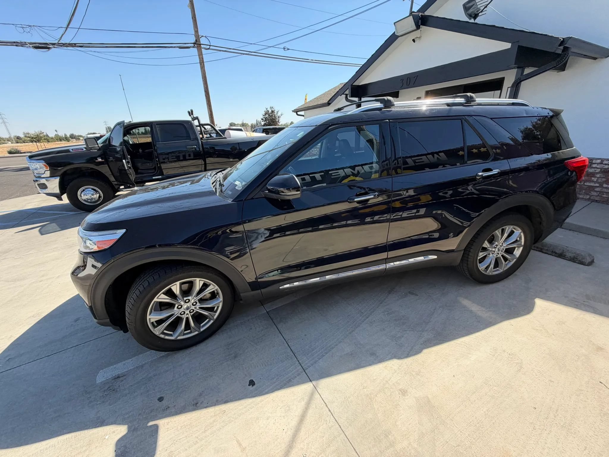 Used 2022 Ford Explorer Limited w/ Equipment Group 301A AWD/4WD image 16