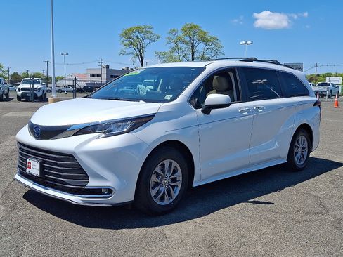 Used 2023 Toyota Sienna XLE AWD/4WD image 3