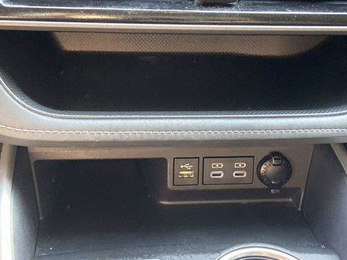 Used 2023 Toyota Highlander LE FWD image 39