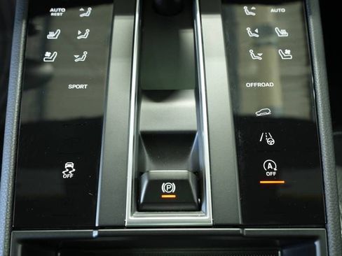 Certified 2025 Porsche Macan AWD/4WD image 22