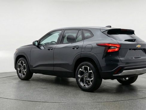 Used 2025 Chevrolet Trax LT FWD image 6