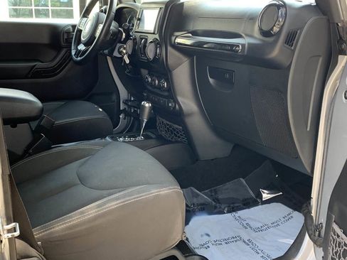 Used 2016 Jeep Wrangler Unlimited Sahara w/ Connectivity Group image 26