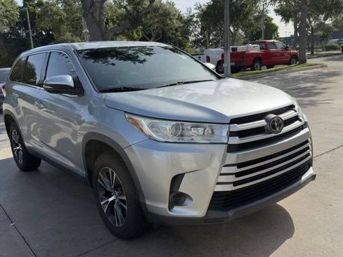 Used 2019 Toyota Highlander LE FWD image 4