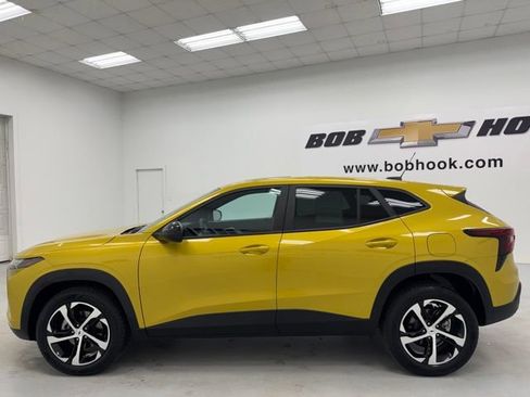 Used 2024 Chevrolet Trax RS w/ Sunroof Package FWD image 8