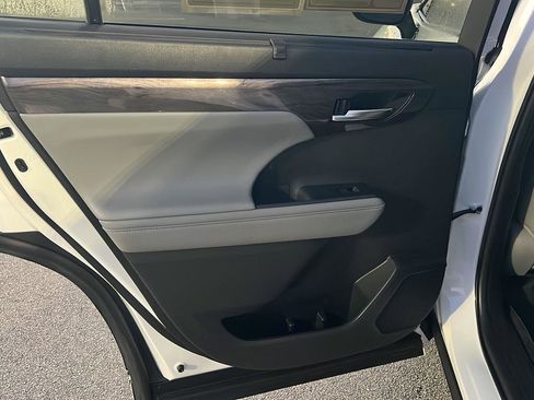 Used 2024 Toyota Highlander Limited image 18