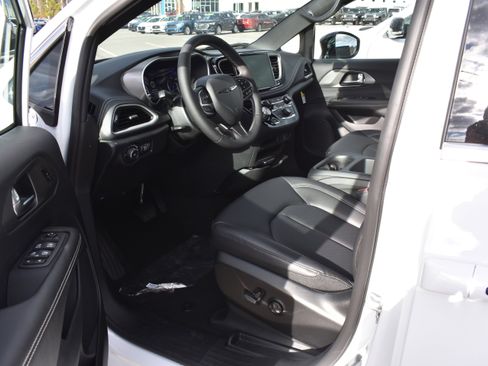 New 2026 Chrysler Pacifica Select image 12
