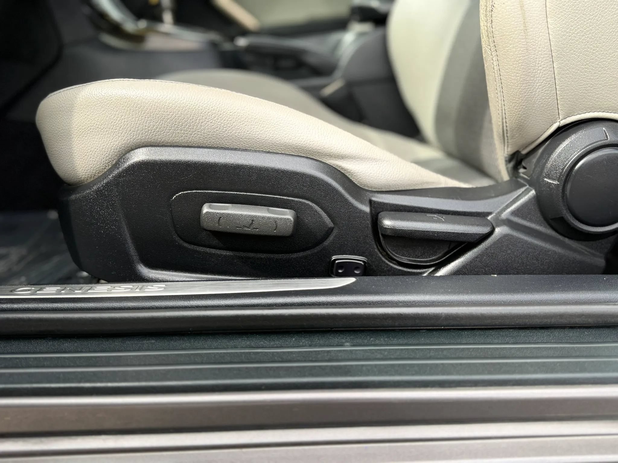 Used 2013 Hyundai Genesis 2.0T RWD image 23