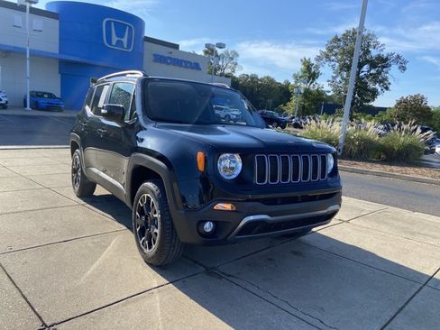 Used 2023 Jeep Renegade Latitude AWD/4WD image 2