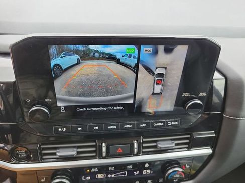 Used 2025 Nissan Pathfinder SL image 23