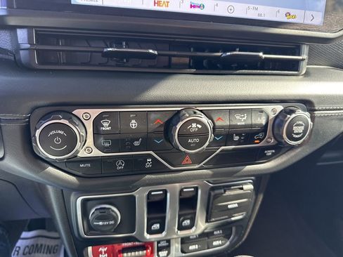 Used 2024 Jeep Wrangler Rubicon w/ Convenience Group image 26