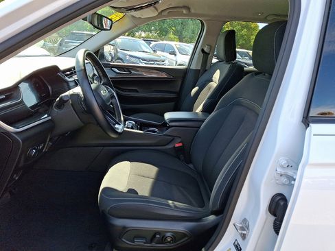 Used 2022 Jeep Grand Cherokee Laredo w/ Luxury Tech Group I image 13