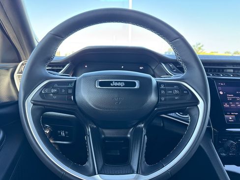 Used 2025 Jeep Grand Cherokee L Altitude AWD/4WD image 18