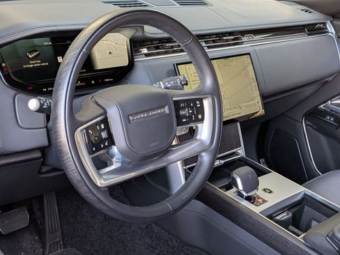 Used 2025 Land Rover Range Rover SE image 4