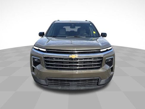 Used 2024 Chevrolet Traverse LT FWD image 2