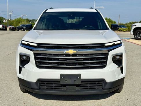 Used 2026 Chevrolet Traverse LT FWD image 2