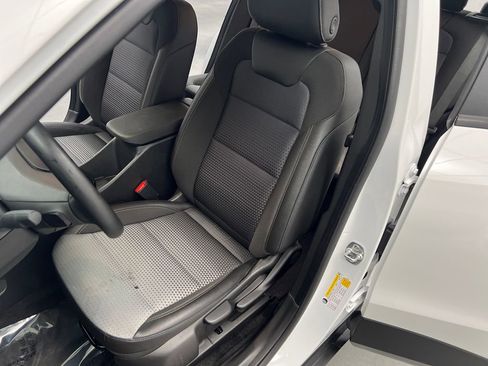 Used 2025 Chevrolet Trax LT w/ LT Convenience Package FWD image 9