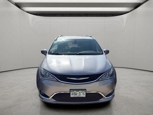 Used 2017 Chrysler Pacifica Touring-L w/ Tire & Wheel Group FWD image 6