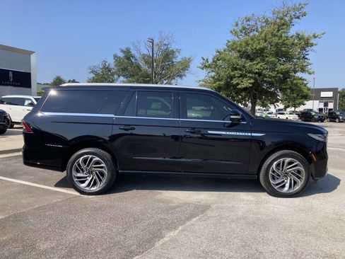 New 2025 Lincoln Navigator L Reserve image 2