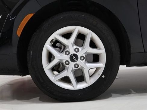 Used 2025 Kia Soul LX w/ LX Technology Package FWD image 11