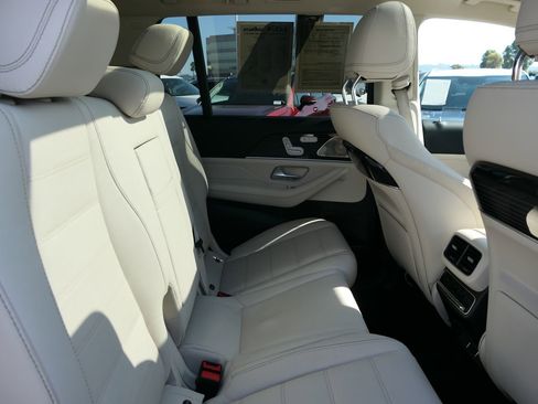 Used 2024 Mercedes-Benz GLS 580 4MATIC image 29