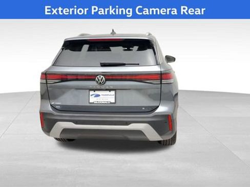 Used 2025 Volkswagen Tiguan SE image 3