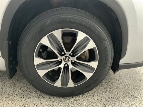 Used 2022 Toyota Highlander XLE image 14