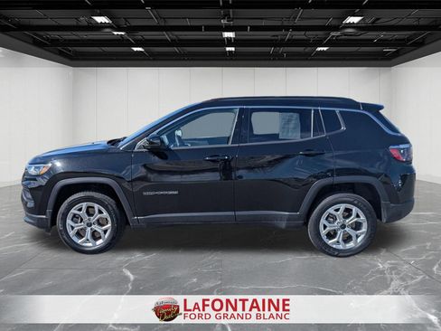 Used 2025 Jeep Compass Latitude w/ Sun & Sound Group AWD/4WD image 2